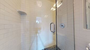 Maverick Suites at 400 Columbus Ave