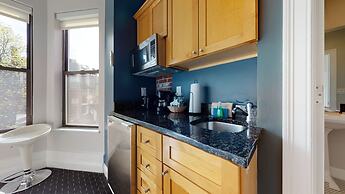 Maverick Suites at 400 Columbus Ave