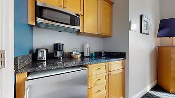 Maverick Suites at 400 Columbus Ave