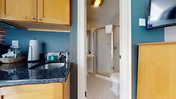 Maverick Suites at 400 Columbus Ave