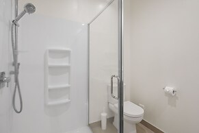 Modern 3BR Family House - Yard & Big TV