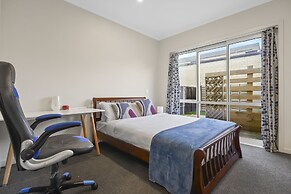 Modern 3BR Family House - Yard & Big TV