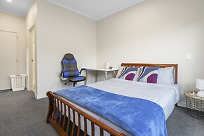 Modern 3BR Family House - Yard & Big TV