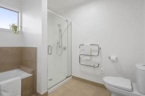 Modern 3BR Family House - Yard & Big TV