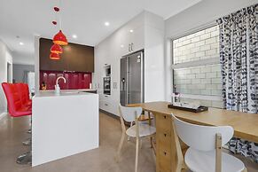 Modern 3BR Family House - Yard & Big TV