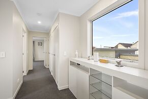 Modern 3BR Family House - Yard & Big TV