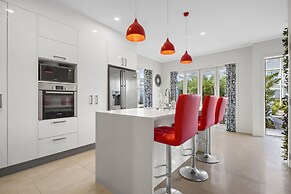 Modern 3BR Family House - Yard & Big TV