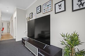 Modern 3BR Family House - Yard & Big TV