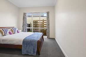 Modern 3BR Family House - Yard & Big TV