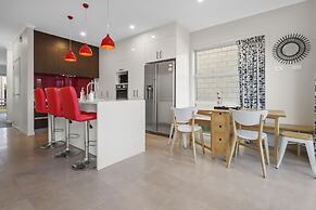 Modern 3BR Family House - Yard & Big TV