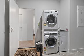 Modern 3BR Family House - Yard & Big TV