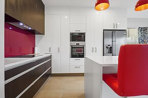 Modern 3BR Family House - Yard & Big TV