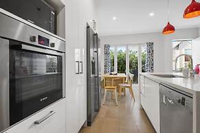 Modern 3BR Family House - Yard & Big TV