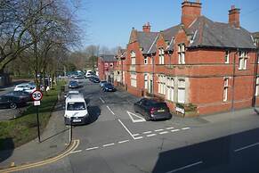 Immaculate 12-bed House Good Amenities in Wigan