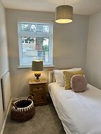 BookedUK - Lovely 2BR Flat in Hoddesdon