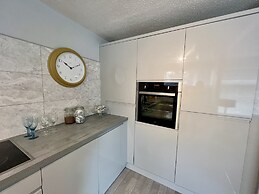 BookedUK - Lovely 2BR Flat in Hoddesdon