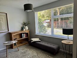 BookedUK - Lovely 2BR Flat in Hoddesdon