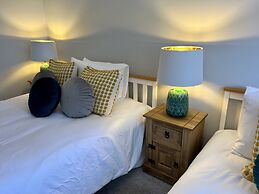 BookedUK - Lovely 2BR Flat in Hoddesdon