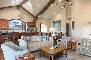 Fairway Ski and Golf Retreat by Avantstay Blocks From the Ski Lift! Be