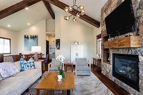 Fairway Ski and Golf Retreat by Avantstay Blocks From the Ski Lift! Be