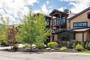 Fairway Ski and Golf Retreat by Avantstay Blocks From the Ski Lift! Be