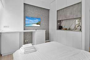 Small & Chic Studio