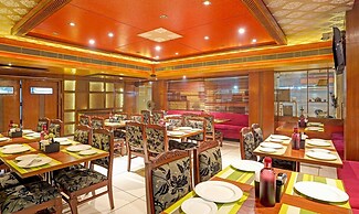 Treebo The Royal CM, 4 Km From City Palace