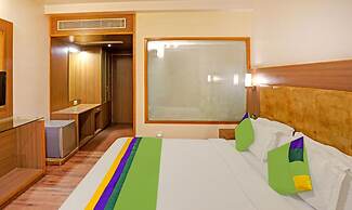 Treebo The Royal CM, 4 Km From City Palace