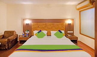 Treebo The Royal CM, 4 Km From City Palace