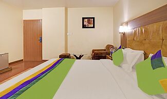 Treebo The Royal CM, 4 Km From City Palace