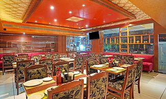 Treebo The Royal CM, 4 Km From City Palace