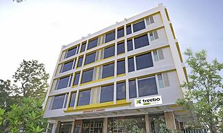 Treebo The Royal CM, 4 Km From City Palace