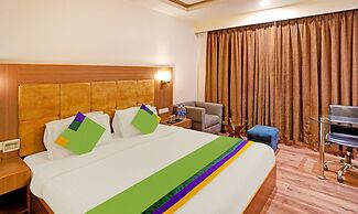 Treebo The Royal CM, 4 Km From City Palace