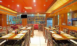 Treebo The Royal CM, 4 Km From City Palace