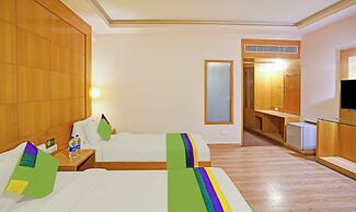 Treebo The Royal CM, 4 Km From City Palace