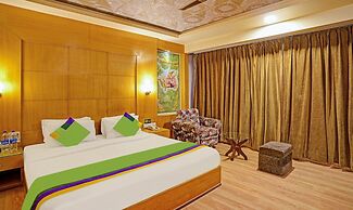 Treebo The Royal CM, 4 Km From City Palace