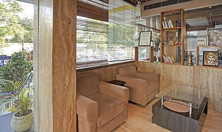 Treebo The Royal CM, 4 Km From City Palace