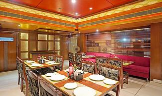 Treebo The Royal CM, 4 Km From City Palace