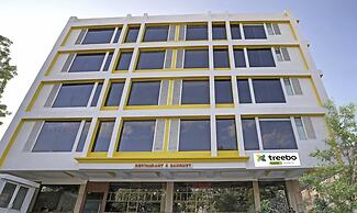 Treebo The Royal CM, 4 Km From City Palace