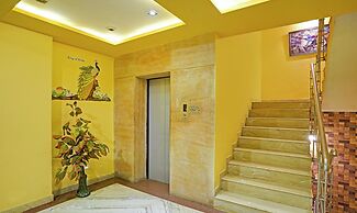 Treebo The Royal CM, 4 Km From City Palace