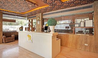 Treebo The Royal CM, 4 Km From City Palace