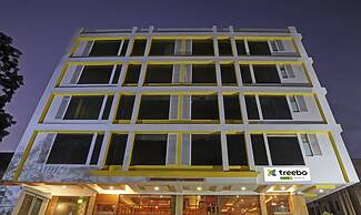 Treebo The Royal CM, 4 Km From City Palace