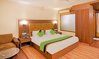 Treebo The Royal CM, 4 Km From City Palace