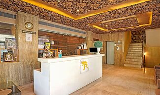 Treebo The Royal CM, 4 Km From City Palace