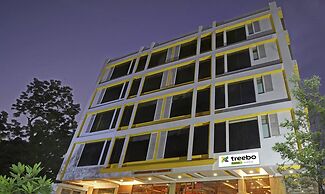 Treebo The Royal CM, 4 Km From City Palace