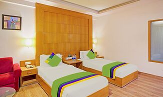 Treebo The Royal CM, 4 Km From City Palace