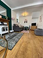 Lovely 3-bed House in Bridgend 7min From Porthcawl