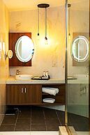 CASTLE BAYVIEW RESORT & SPA