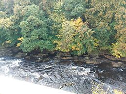 Lovely Riverside Perthshire Flat - Sleeps 8