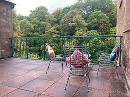 Lovely Riverside Perthshire Flat - Sleeps 8